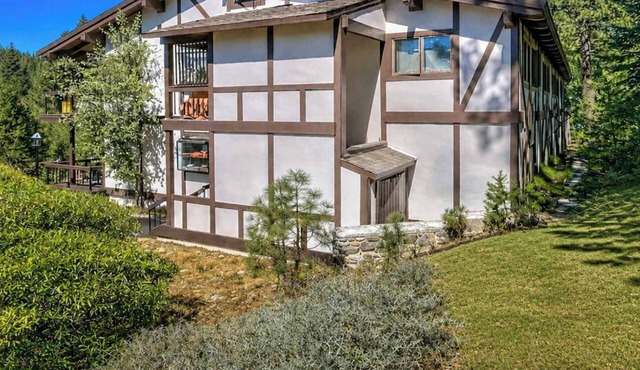 Warm & Cozy Squaw Valley Condo close to Ski Resort