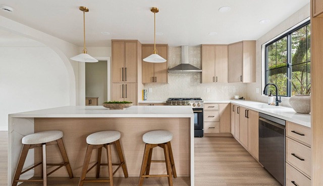 Warm & Enchanting Modern Craftsman in Luxurious Napa Valley/St. Helena