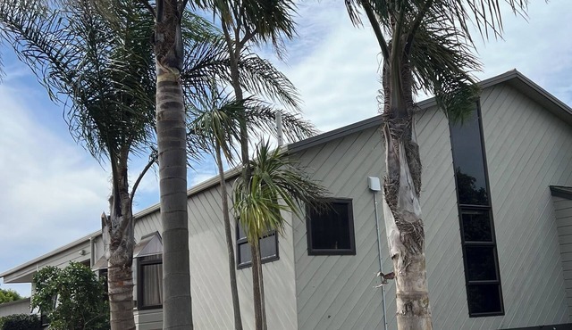 Warm family home in quiet neighbourhood, room to park your boat and relax