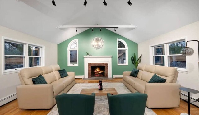 Warm Family Home with Fireplace, Theatre & Games