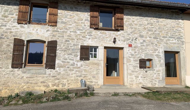 Warm house with fireplace, 6 travelers.