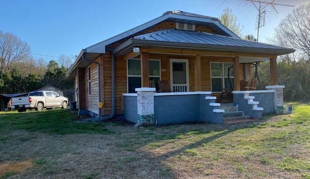 Warm & inviting 1935 farmhouse near lakes-walking/riding trails modern amenities