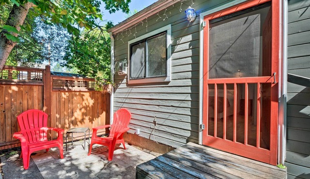 Warm & Inviting Ashland Cottage < Half-Mile to SOU