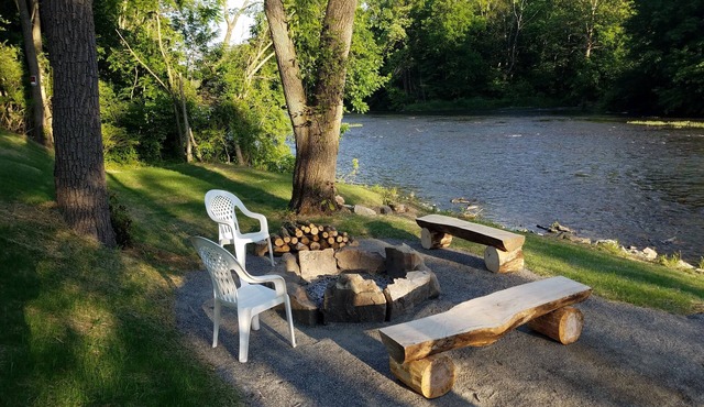 Warm & inviting, Family oriented cabin on the creek.