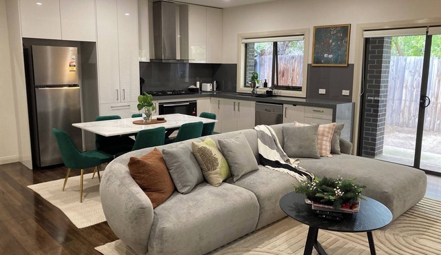 Warm & inviting home close to Melbourne airport & CBD