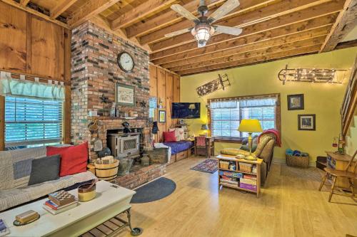 Warm & Inviting Jamaica Cabin w/Grill: Ski & Hike
