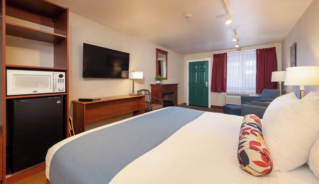 Warm & Inviting King Room with Fireplace in Heart of Leavenworth