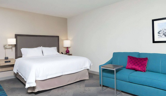 Warm & Inviting Room! Parking & Wi-Fi Included!