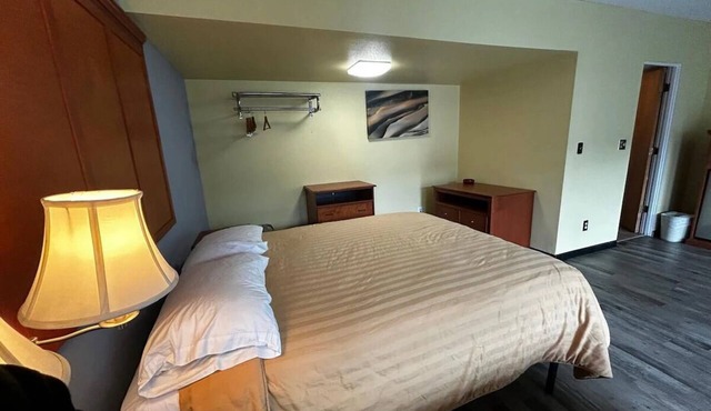 Warm, Inviting Room Perfect for Weekend Getaways Near Downtown Longview