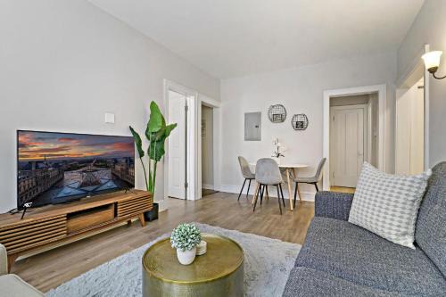 Warm & Lovely 2BR Apt close to Dining & Shops - Touhy 1S