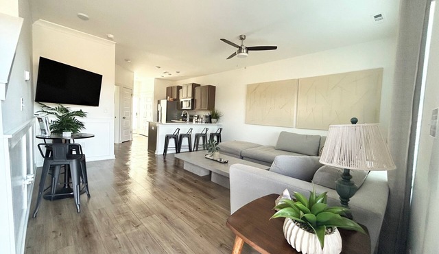 Warm Modern Townhome - 3 bedrooms:3 full baths:4 TVs