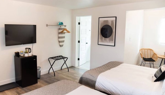 Warm Mountain Retreat with On-Site Lounge & Family Suites