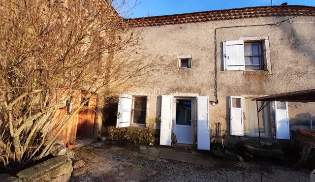 Warm, quiet, enclosed house with terrace 20 minutes from Lac de Nausac.