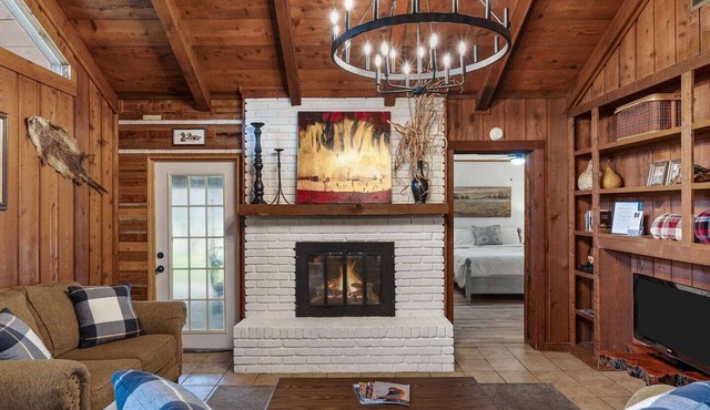 Warm, Rustic Lodge with private dock access steps away, featuring a firepit, outdoor dining, and cornhole for laid-back nights.