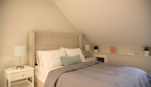 Warm & Unique - Amazing Downtown Location - 2 Queen Beds - Disney+ Included