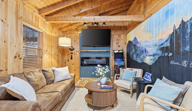 Warm & Welcoming Blue Ridge Retreat Hot Tub & Firepit Near Downtown