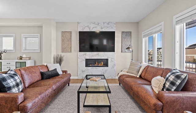 Warm & Welcoming. Fenced Yard, Patios & Cable