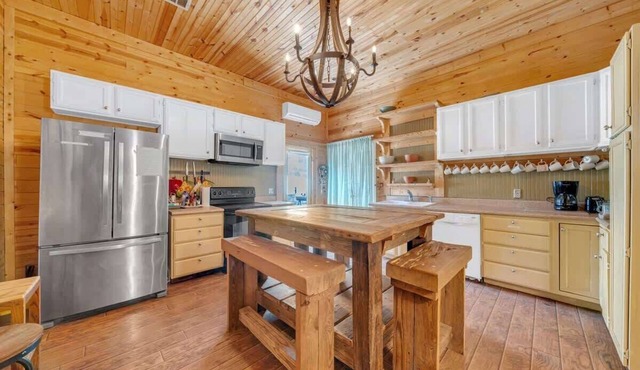 Warm Wooden Vibe 2BR Home, Grill, Outdoor Dining