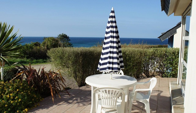 Warmth and comfortable house with a 180° view of the sea in Plouhinec.