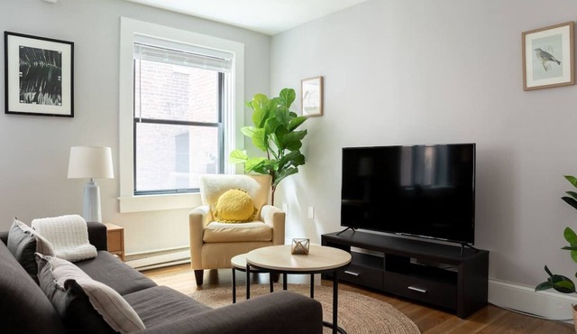 Warr4-1/1 · Cozy 1br | Walk anywhere! | Fast Wifi + Smart lock