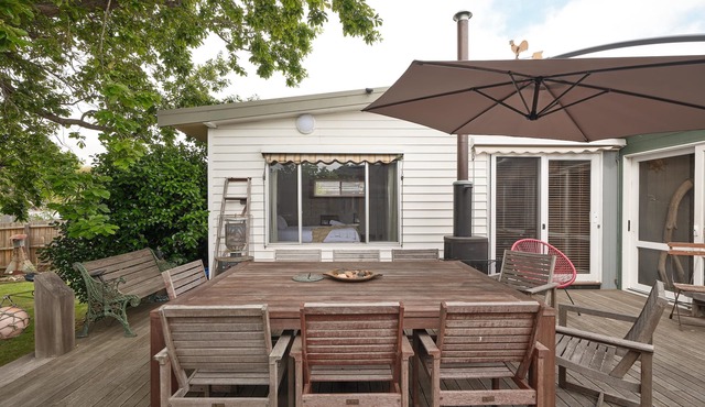 Warraburra Beach Shack Rosebud - with private beach box. - Enjoy your own beach box with chairs, umbrella, boogie boards and more!
