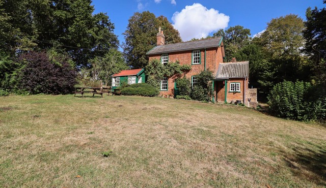 WARREN COTTAGE, pet friendly, character holiday cottage in Assington