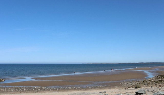 WARREN FARMHOUSE, pet friendly, with open fire in Dinas Dinlle