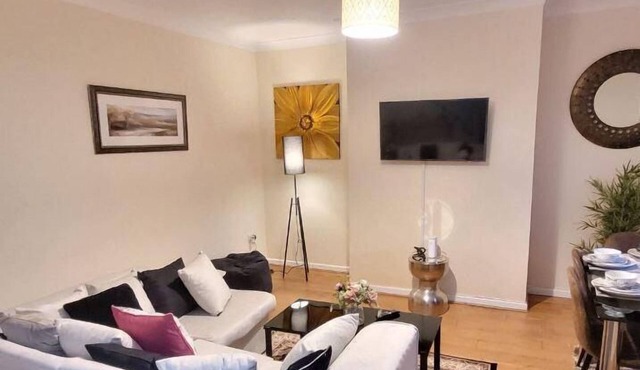 Warrington - House - Sleeps 6 - Parking - Garden