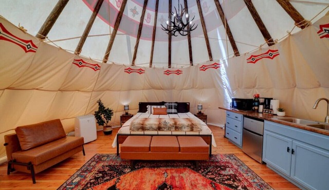 Warrior's Lodge · Glamping Teepee Mtn Escape King Bed & Private Bath