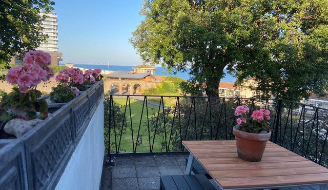 Warwick House - Stunning house with sea views