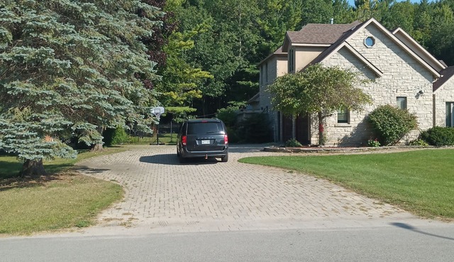 Wasaga Beach Retreat. 5 Queen, 2 singles. 6 min to Beach 6; 20 min to Blue Mtn.