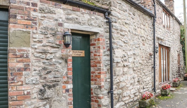 WASH HOUSE COTTAGE, pet friendly, with a garden in Much Wenlock