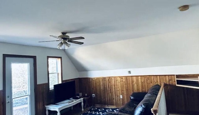 Washademoak Lake House- hot tub, private beach & family-friendly vacation home