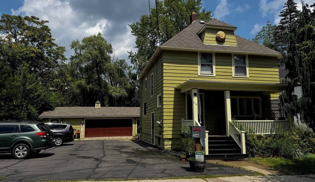 Washington House sleeps 7. Located in the lovely Historic Old West Side. Edge of downtown Ann Arbor