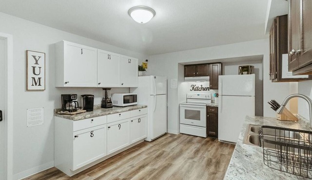 Washington Manor Room #10