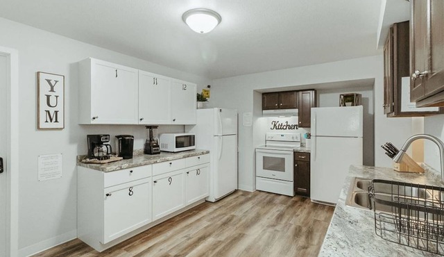 Washington Manor Room #11