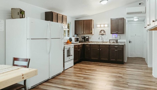 Washington Manor Room #4