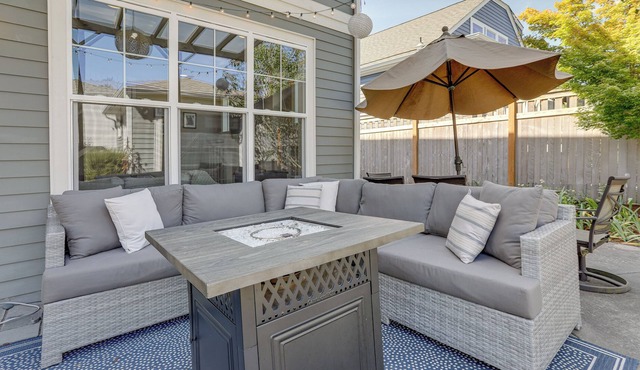 Washington Retreat w/ Balcony, Patio & Fire Pit!