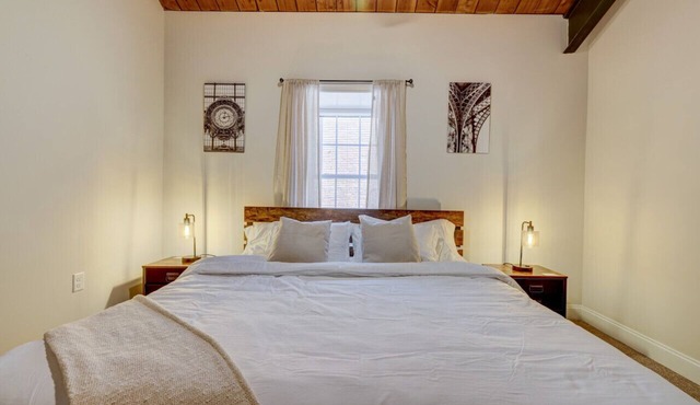 Washington302 · Luxury Industrial Style King SuiteA- Shawnee Mtn!