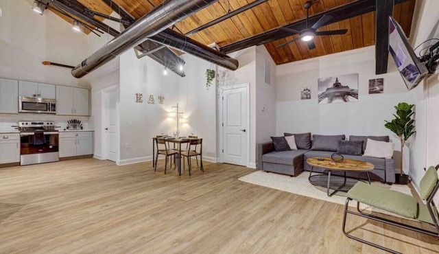 Washington303 · Luxury Industrial Style King SuiteB- Shawnee Mtn!