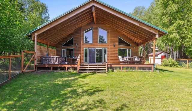 Wasilla 'Spruce Moose' Cabin: Lakefront + Hot Tub!