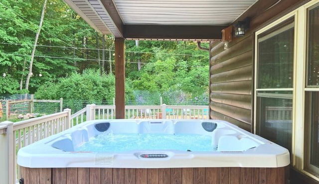 Wasson Woods Retreat w/Fire Pit & HOT TUB