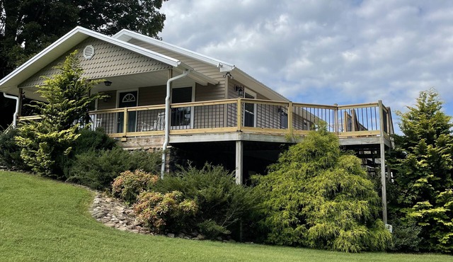 Watauga's End Farm. Riverside Getaway in East TN