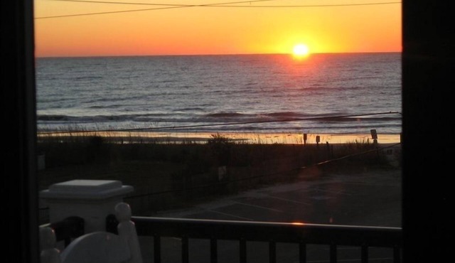 Watch Sunrise in bed,ocean view,purified AC air, ample parking, 100 yds to beach