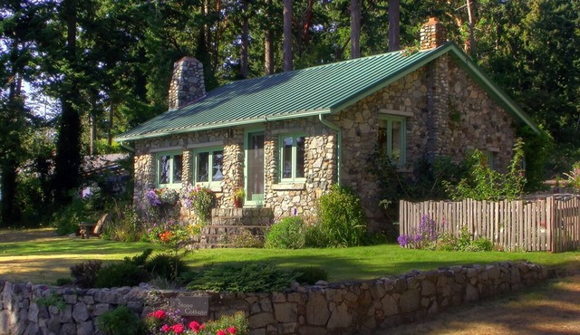 Watch the eagles soar from this cozy retreat! Great dining and birding close-by