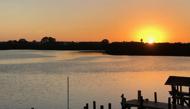 Watch the Sunrise Over the Bay 3 minute walk to the beach!