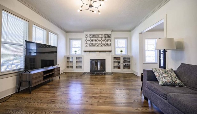 Watch the sunrise with coffee and end the day with glowing Tennessee sunsets at this charming historic retreat just 5 minutes from Tims Ford Lake. Spacious, peaceful, and perfect for families or friends.