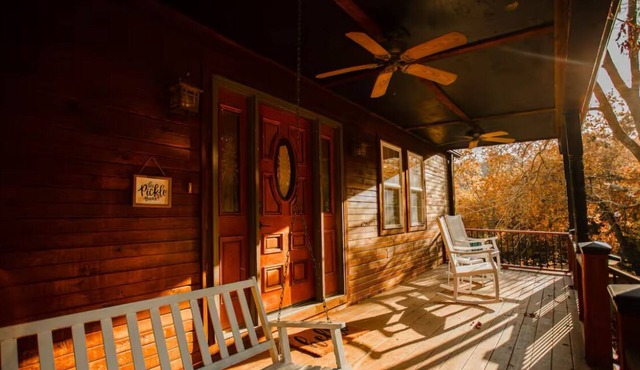 Water access 4-bedroom cabin with Hot tub on Beaver Lake