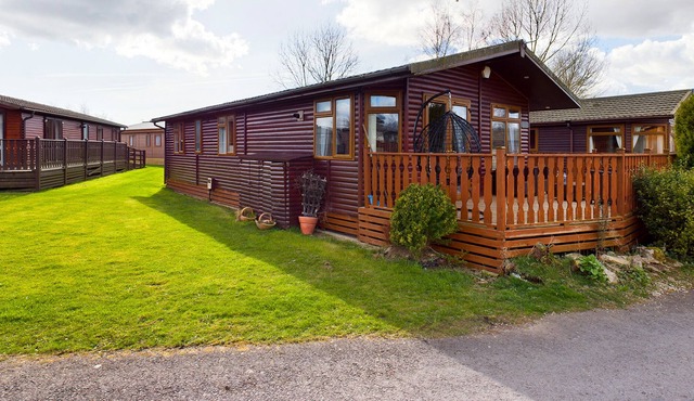 WATER EDGE LODGE, family friendly, with pool in Carnforth