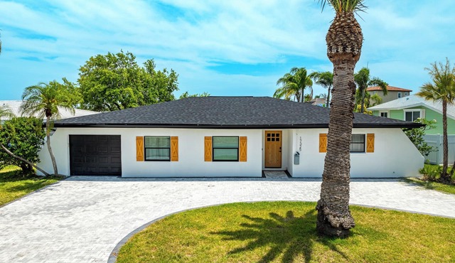 WATER FRONT. Spacious 4-bedroom house in charming North Redington Beach with AC,